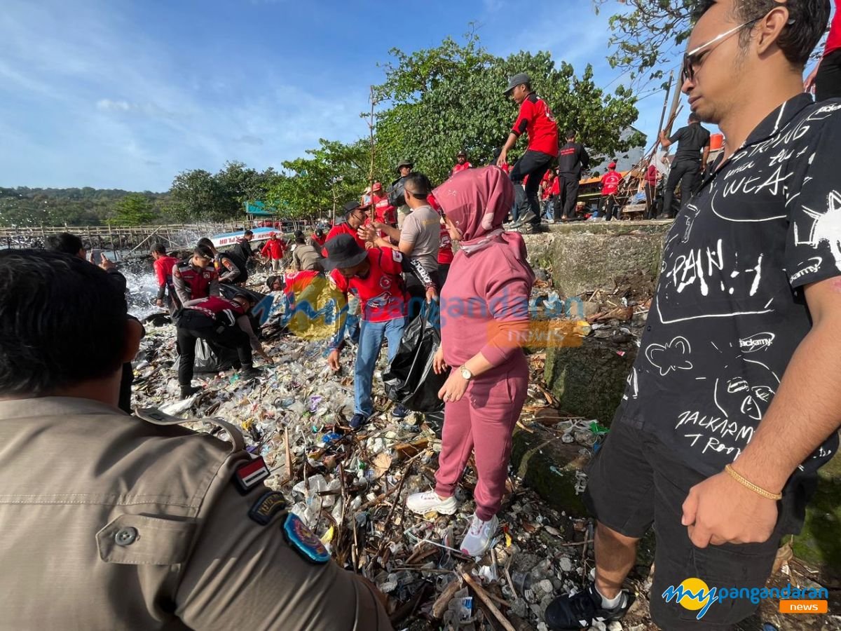Bupati Pangandaran Turun Tangan Bersihkan Sampah di Pantai Timur